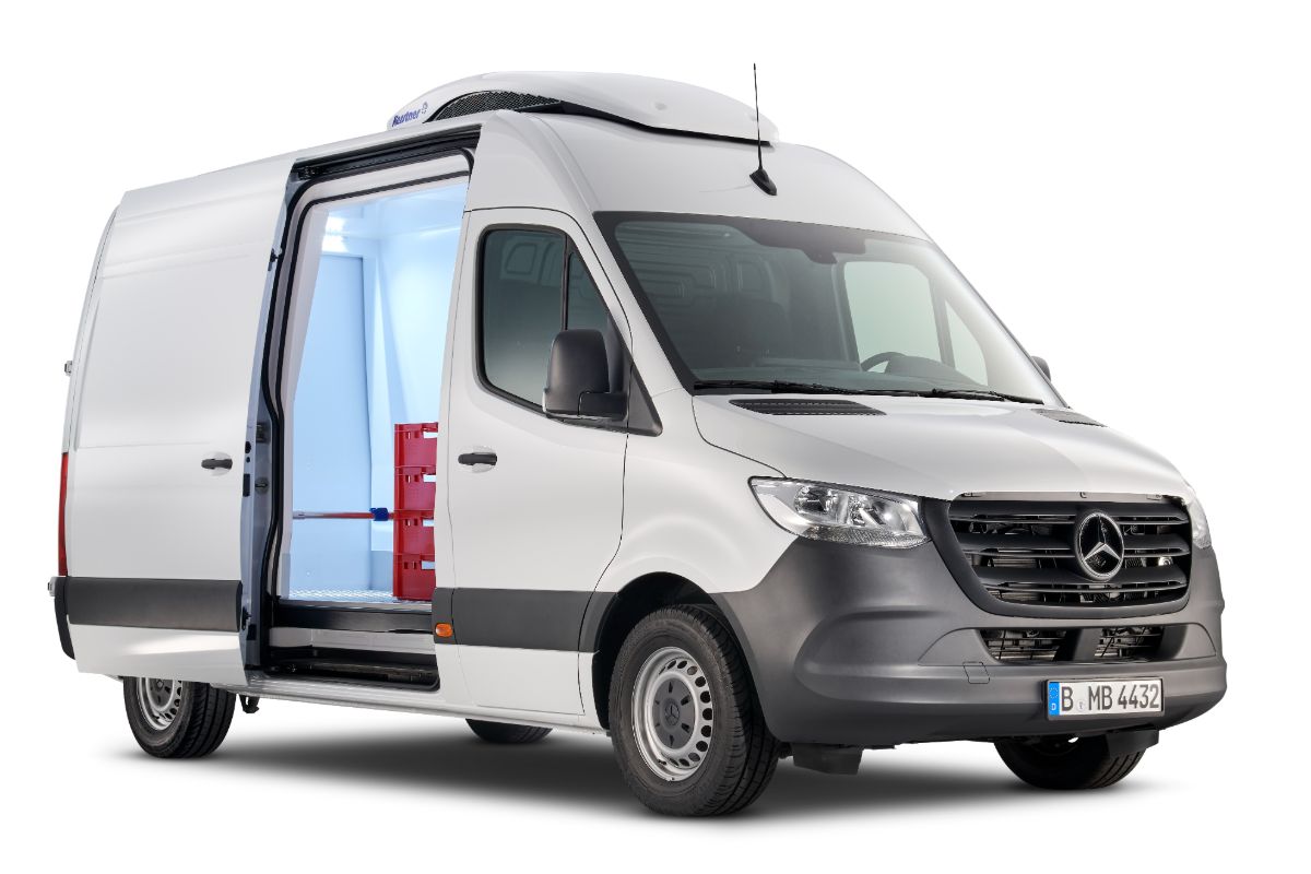 Sprinter_celkovy_nahled_otevr_dvere_s_nakladem